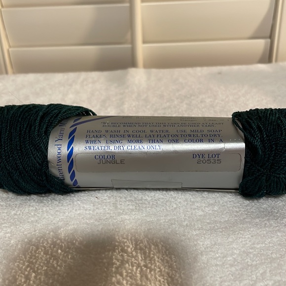 Vintage BRENTWOOD Yarn 5 Skeins 300 Yards  Green Onyx Made in America - Picture 6 of 8